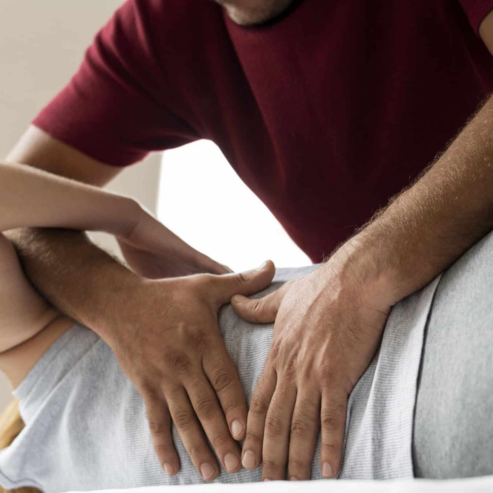 osteopathy-patoient-getting-tretment-massage copia